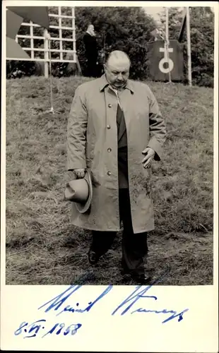 Foto Ak Mann mit Hut und Mantel, 8.6.1958
