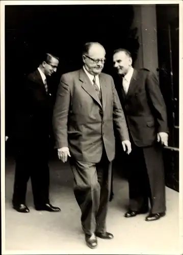 Foto Ak Männer im Anzug, Portrait, Julius R., Politiker
