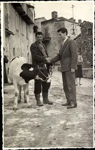 Foto Ak Zwei Männer, Händedruck, Kuh, Jungtier