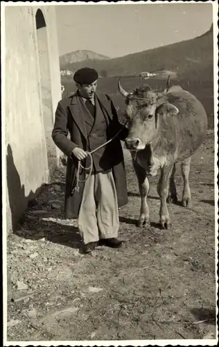 Foto Ak Bauer mit Kuh, Landwirtschaft