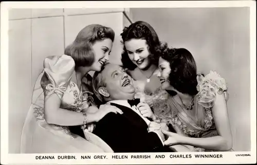 Ak Schauspielerin Deanna Durbin, Nan Grey, Helen Parrish, Schauspieler Charles Winninger, Filmszene