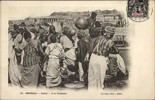 Ak Dakar Senegal, a la Fontaine, Bewohner am Brunnen