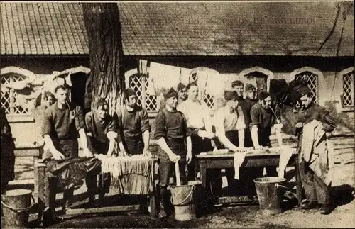 Ak Belgien, Soldaten bei der Wäsche