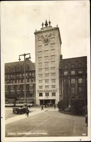 Ak Leipzig in Sachsen, Augustusplatz, Hochhaus, Passanten, Uhr, Figuren