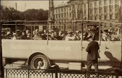 Foto Ak München, Münchener Fremden-Rundfahrten, offener Autobus, Fahrgäste