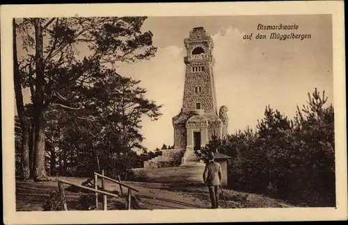 Ak Berlin Köpenick, Müggelberge, Bismarckwarte, Spaziergänger