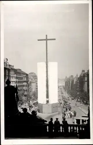 Foto Ak Praha Prag Tschechien, Platz, Kreuz, Denkmal