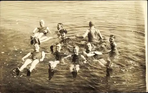 Foto Ak Urlauber in Badeanzügen im Wasser