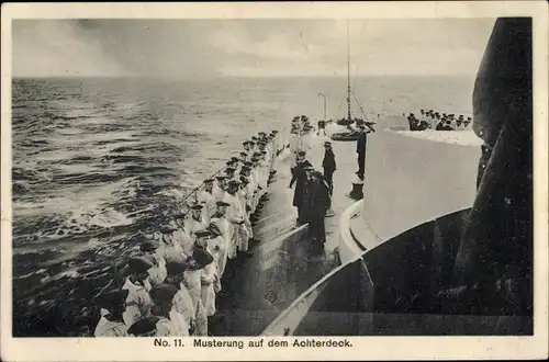 Ak Deutsches Kriegsschiff, Musterung auf dem Achterdeck, Seeleute
