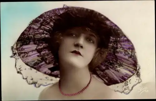 Ak Frau mit lila Hut, Portrait