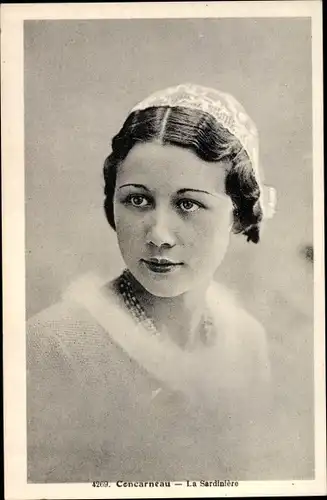 Ak Concarneau Finistère, Frau in bretonischer Tracht, La Sardiniere