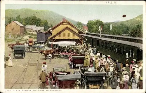 Ak New York USA, Adirondacks, Bahnhof, Flussufer