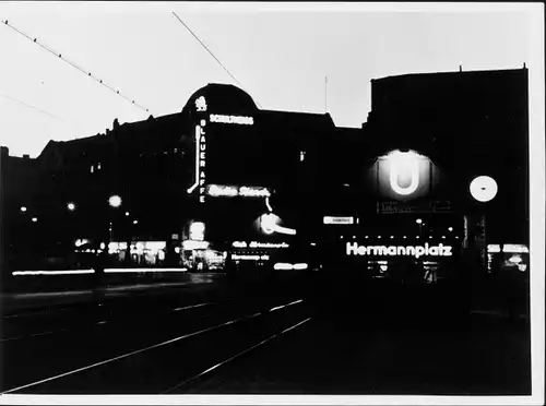 Foto Berlin Neukölln, Hermannplatz bei Nach, Blauer Affe