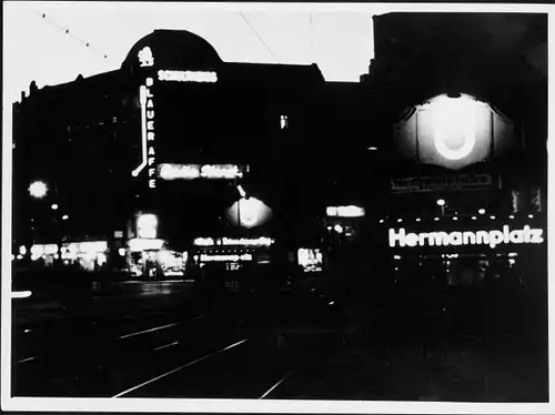 Foto Berlin Neukölln, Hermannplatz bei Nach, Blauer Affe