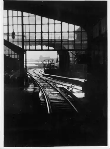 Foto Berlin, Partie an einem Bahnhhof, Gleisseite