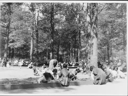 Foto Berlin ? Kinder auf einem Spielplatz