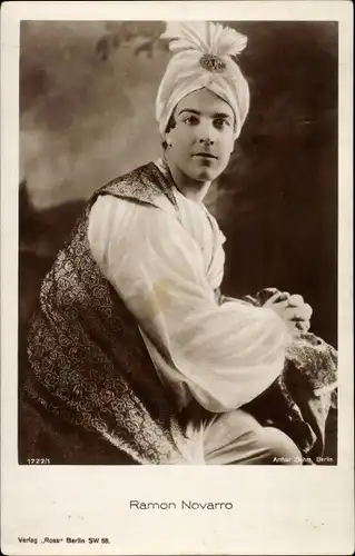 Ak Schauspieler Ramon Novarro, Portrait, Kopfbedeckung