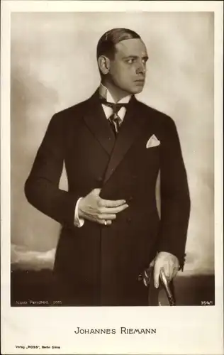Ak Schauspieler Johannes Riemann, Portrait im Anzug