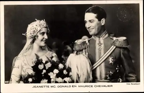 Ak Schauspielerin Jeanette McDonald, Schauspieler Maurice Chevalier, Filmszene