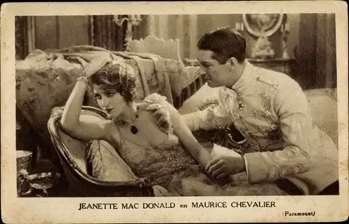 Ak Schauspielerin Jeanette MacDonald, Schauspieler Maurice Chevalier, Filmszene