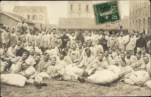Foto Ak Frankreich, Gruppenbild Soldaten