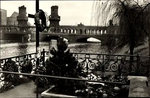 Ak Berlin Kreuzberg, Mahnmal, Oberbaumbrücke, Spree