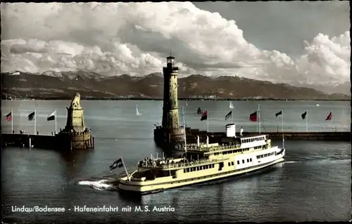 Ak Lindau am Bodensee Schwaben, Hafeneinfahrt, M.S. Austria, Leuchtturm