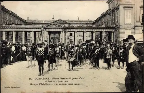 Ak Compiègne Oise, Feste zu Ehren von Jeanne d'Arc, Armbrustschützen, Fahnenträger