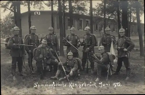 Foto Ak Königsbrück in der Oberlausitz, Gruppenbild deutscher Soldaten, Pickelhauben, Gewehre, Lager