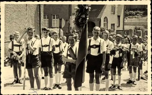 Foto Wiesenfest 1951, Kinder in Trachten, Fahnen, Festzug