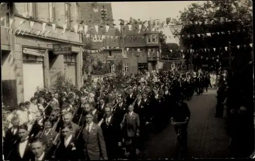 Foto Ak Marschierende Männer, Fest, Festzug, Festschmuck