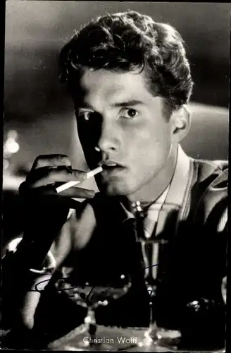 Ak Schauspieler Christian Wolff, Portrait mit Zigarette, Gläser, Autogramm