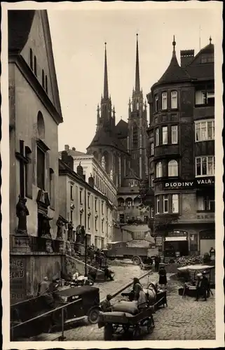 Ak Brno Brünn Südmähren, Straßenpartie, Kirche