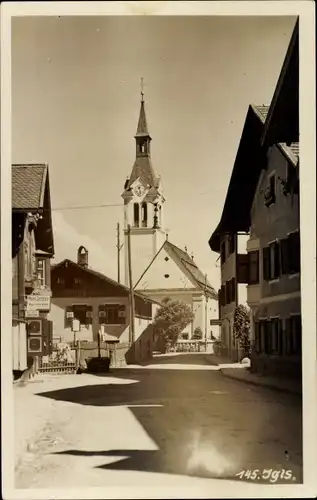 Ak Igls Innsbruck in Tirol, Straßenpartie, Kirche