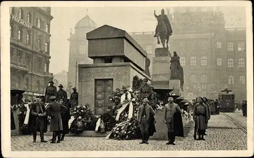 Ak Prag, Kranzniederlegung am Denkmal