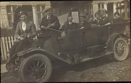 Foto Ak Automobil, Auto, Menschen, Gruppenbild, Geigenspieler