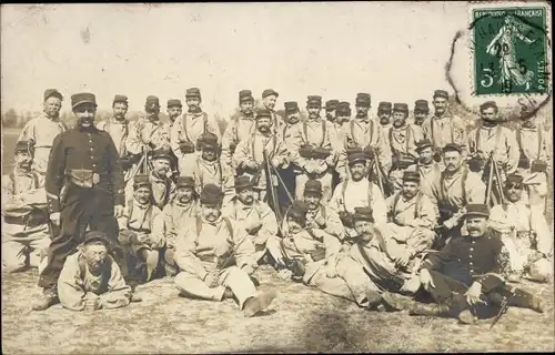 Foto Ak Songeons Oise, Französische Soldaten in Uniformen, Gruppenaufnahme