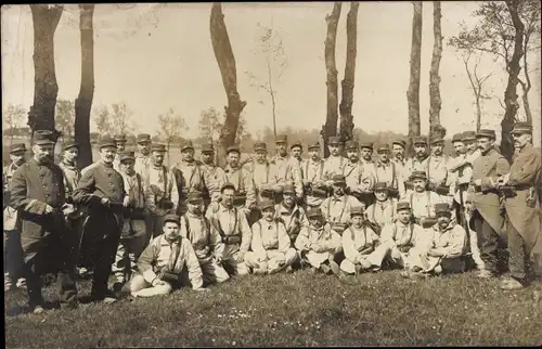 Foto Ak Beauvais Oise, Französische Soldaten in Uniformen, Gruppenaufnahme