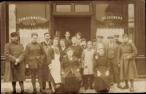 Foto Ak Frankreich, Französische Soldaten in Uniformen und Personen vor einem Restaurant