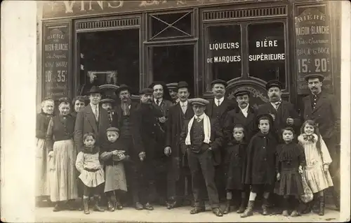 Foto Ak Frankreich, Personen vor einem Geschäft