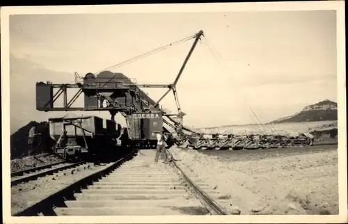 Foto Ak Bergbau ?, Maschine, Bagger, Bahnschienen