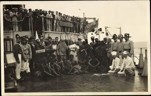 Foto Ak Äquator-Taufe, Seeleute, Dampfer, Kostüme
