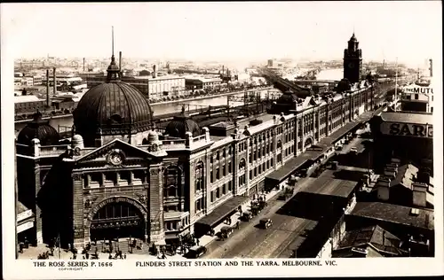 Ak Melbourne Australien, Flinders Street Station und die Yarra