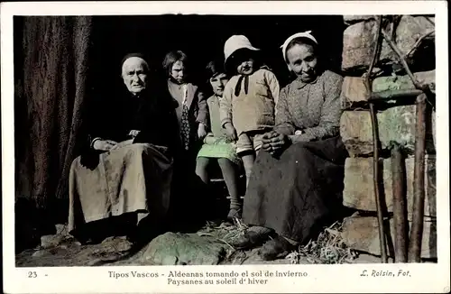 AK-baskische Typen, Dorfbewohner, die sich in der Wintersonne sonnen