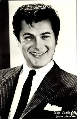 Ak Schauspieler Tony Curtis, Portrait im Anzug, Manche mögen's heiß