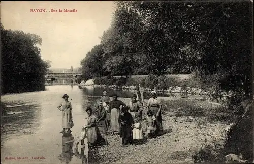 Ak Bayon Lothringen Meurthe et Moselle, Sur la Moselle, Wäscherinnen am Flussufer
