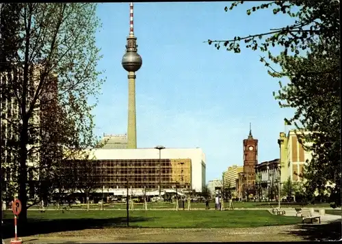 Ak Berlin Mitte, Blick zum Fernsehturm und rotem Rathaus, Palast der Republik