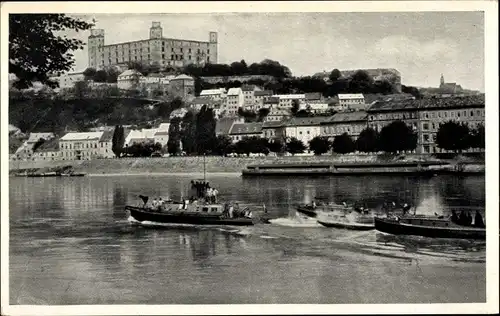 Ak Pressburg Bratislava Slowakei, Schnellboote im Wasser, Schloss