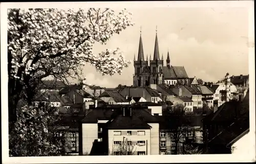 Ak Chrudim Reg. Pardubice, Teilansicht, Frühlingsblüte, Kirche