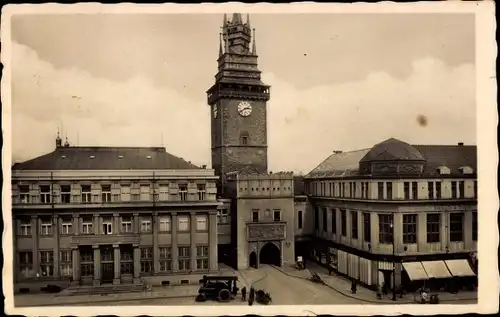 Ak Pardubice Pardubitz Stadt, Straße, Turm, Tor, Geschäft